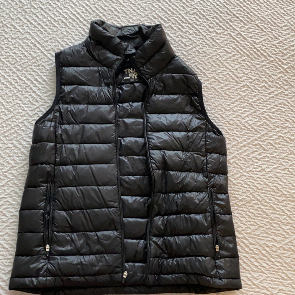 Aritzia TNA black slim puffer vest